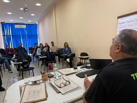 agentes na sala de aula #paratodosverem 