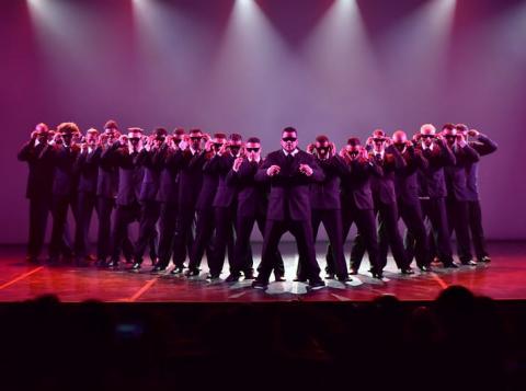 apresentação em palco do dança de rua #paratodosverem 