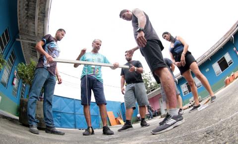 alunos de curso de construção civil durante aula prática #paratodosverem