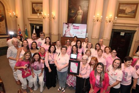 pessoas de rosa reunidas na cerimonia #paratodosverem