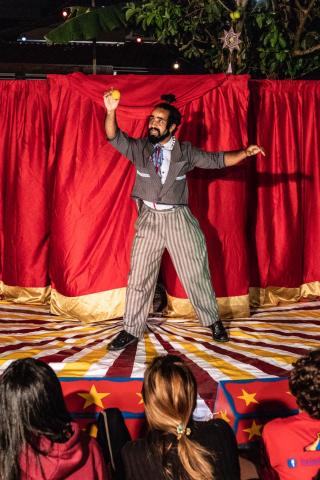 rapaz fantasiado se apresenta em palco #paratodosverem 