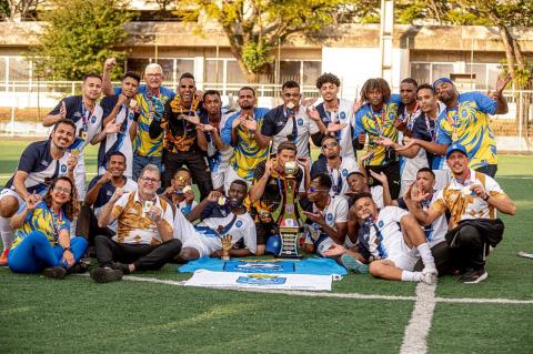 jogadores posam com as medalhas #paratodosverem 