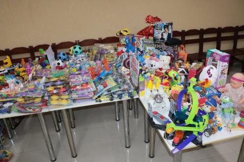 brinquedos em mesa #paratodosverem