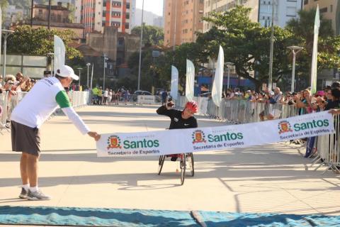cadeirante chega na linha de chegada de corrida #paratodosverem