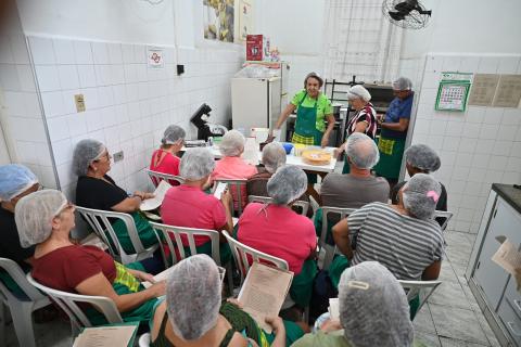 mulheres assistem aula de panificação. #paratodosverem