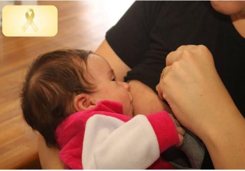 Bebê é amamentado no peito. #paratodosverem