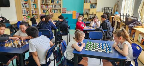 crianças jogando xadrez #paratodosverem 