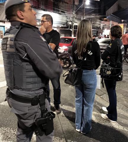 policiais e fiscais em pé durante a operação #paratodosverem