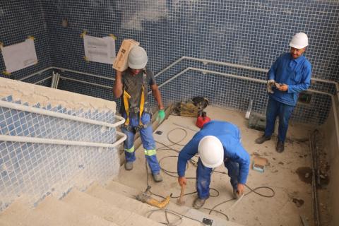 operários trabalhando #paratodosverem