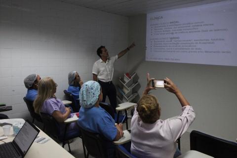 profissionais de saúde assistem à apresentação sobre metanol #paratodosverem