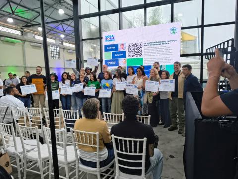 representantes mostram certificados #paratodosverem