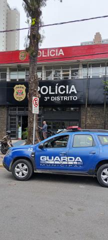 viatura parada na porta de delegacia #paratodosverem 