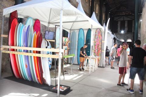 Estande de pranchas na feira de surf. #Paratodosverem.