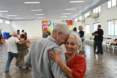 casal de idosos dança em pista. ela está em destaque. #paratodosverem