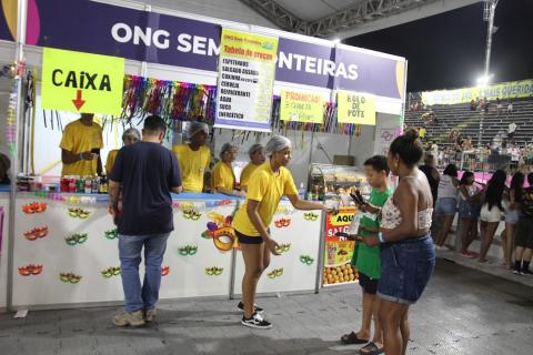 pessoas sendo seevidas por funcionário de barraca #paratodosverem