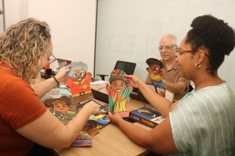 pessoas mexendo em livros #paratodosverem