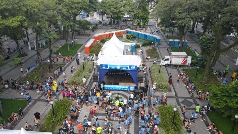 tenta esportiva com pessoas ao redor #paratodosverem