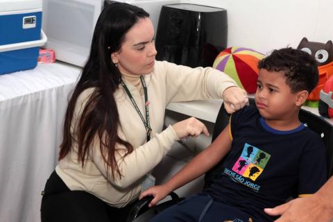 criança sendo vacinada