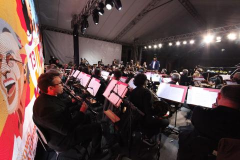 orquestra se apresenta no palco #paratodosverem