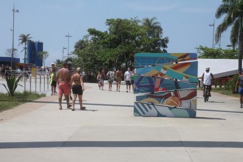 pessoas andando no novo quebra-mar #paratodosverem 