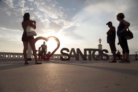 pessoas tirando foto no monumento eu amo santos #paratodosverem 