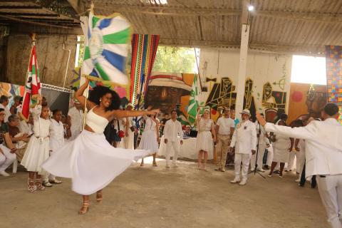 pessoas sambando no evento #paratodosverem