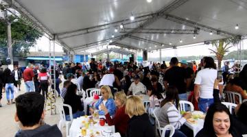 pessoas participando da festa #paratodosverem