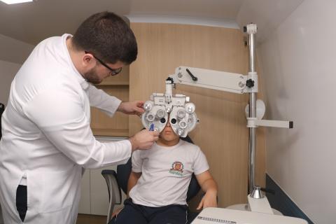 médico faz teste de visão em criança #paratodosverem