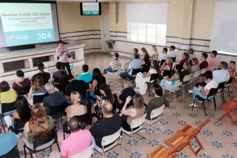 pessoas participando de reunião #paratodosverem