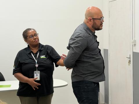 funcionária dá chave de braço em professor #paratodosverem