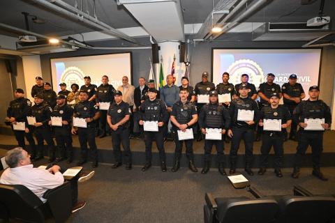 guardas mostram certificados #paratodosverem