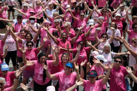 mulheres caminham de rosa #paratodosverem 