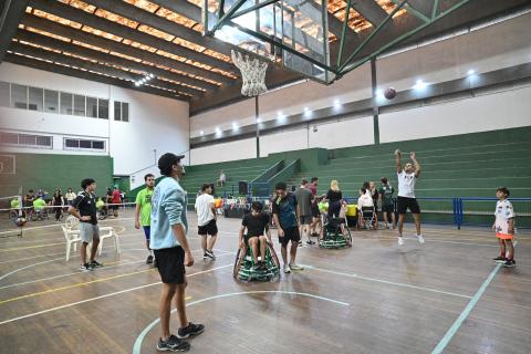 pessoas com e sem deficiência jogam bola. #paratodosverem 