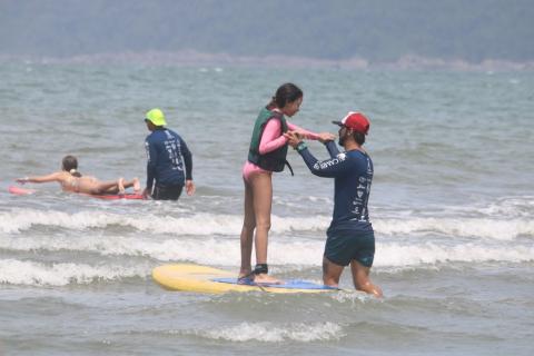 rapaz ajuda menina a surfar #paratodosverem