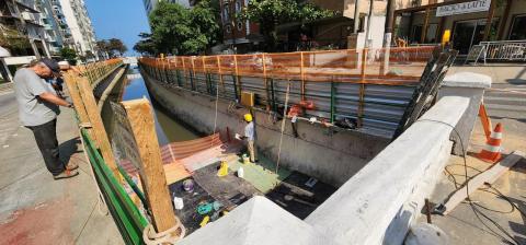 operários atuando dentro do canal #paratodosverem