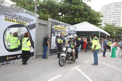 agentes abordam motoqueiros na blitz #paratodosverem 
