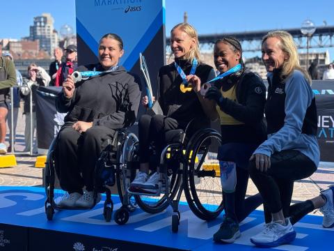 três atletas cadeirantes no pódio #paratodosverem