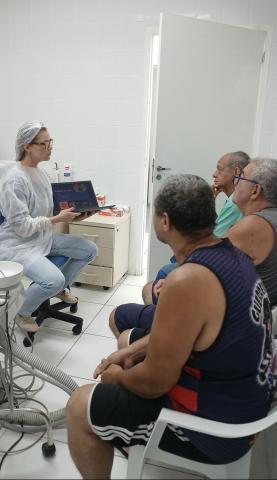 Homens participam de roda de conversa em policlínica #paratodosverem