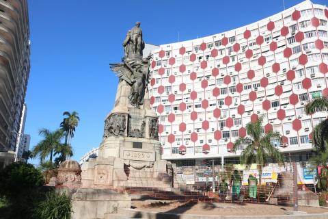 operários atuando na praça #paratodosverem 