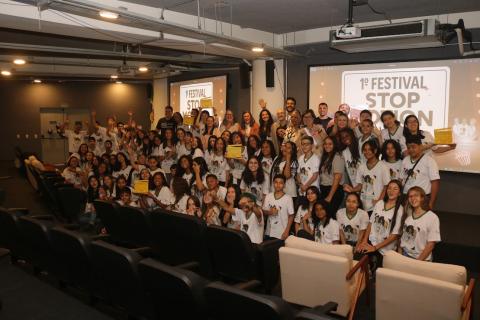 jovens no palco durante a premiação #paratodosverem 