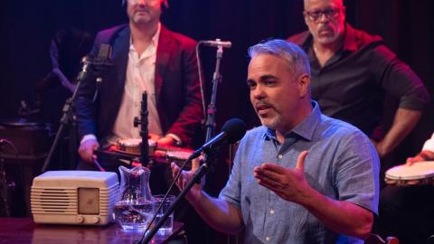 Tuco Pellegrino se apresenta em palco #paratodosverem