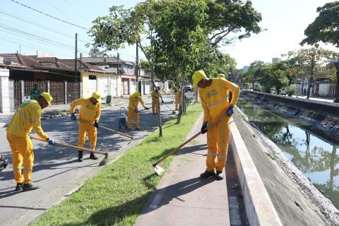 operários limpando avenida #paratodosverem