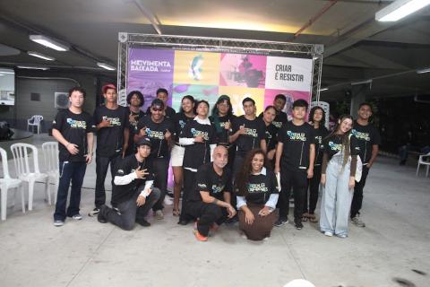 grupo vestindo preto posa pra foto #paratodosverem