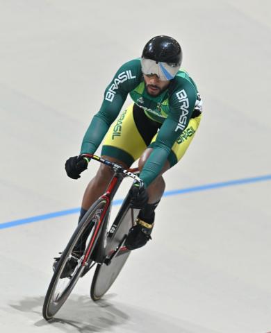 Atleta conduz sua bicicleta na pista #paratodosverem