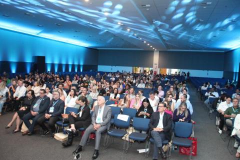 pessoas acompanhando o evento #paratodosverem 