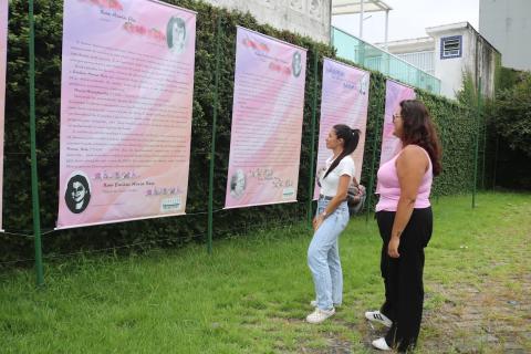mulheres olhando paineis da exposição #paratodosverem 