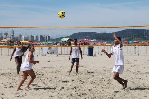 atletas jogando futevôlei #paratodosverem