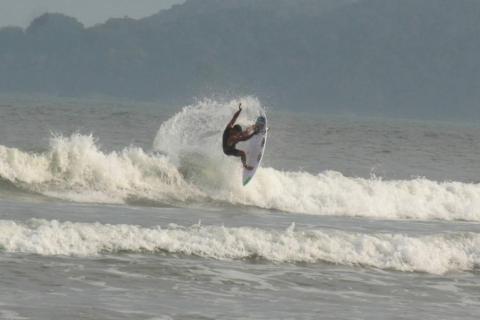 atleta surfando #paratodosverem 