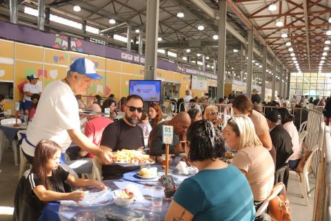 pessoas comendo na festa #paratodosverem