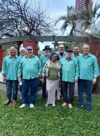 grupo de nove músicos posa para foto. #paratodosverem